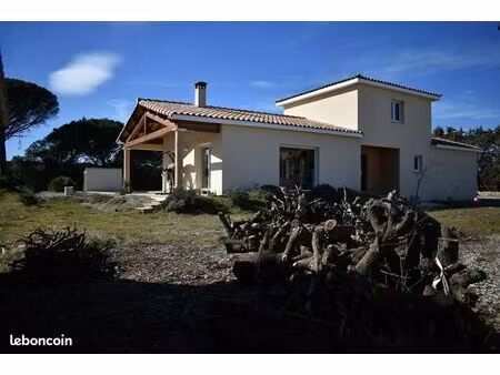 villa d'architecte sans vis à vis sur campagne agricole