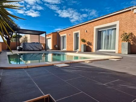 villa avec jolie vue d'une superficie total de 207m2 sur un terrain de 440 m2 avec piscine