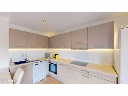 t5 lumineux  dernier étage  ascensseur balcon