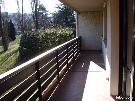f4 avec balcon sur parc arboré et cave