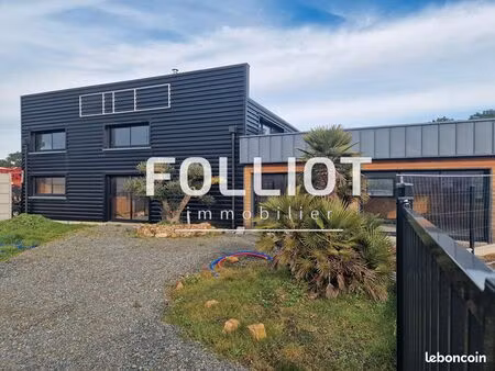 local 560 m² lessay