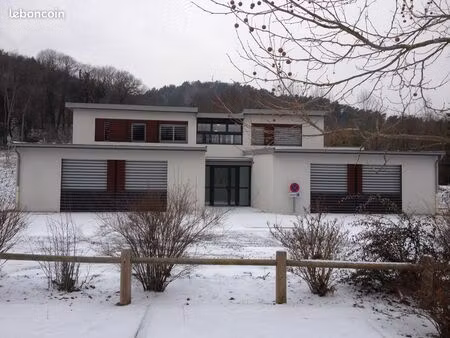 local professionnel bureau dans complexe pluridisciplinaire