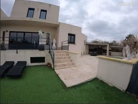 villa contemporaine en bord de nature et proche des comodités aux portes de montpellier