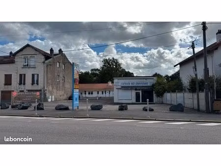 local commercial avec parking privé