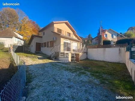 maison t3 en r+1 louée meublée (reference exigées)