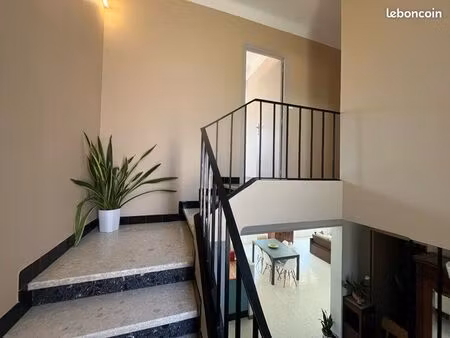 5 belles chambres pour cette maison de 160 m2 sur terrain de 323 m2  secteur clinique