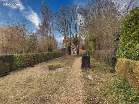 maison semi-individuelle de 5 chambres avec grand terrain et garage