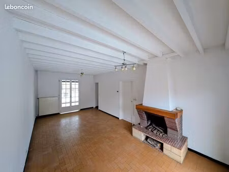 centre village - maison individuelle de plain-pied avec beau jardin arboré