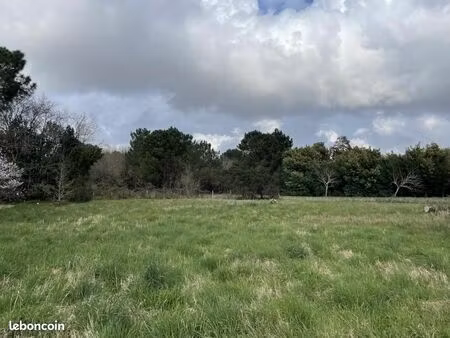 terrain 700 m² arbanats