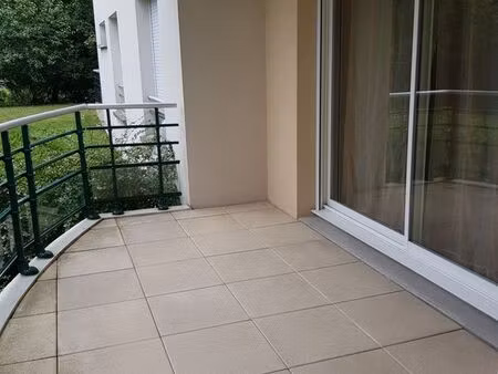 à louer – t2 de 49 m² avec terrasse et box – clermont-ferrand (63100)