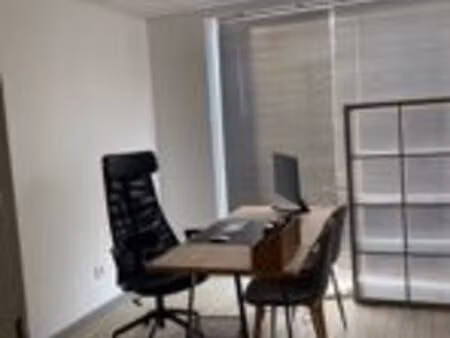 local professionnel moderne et très bien situé