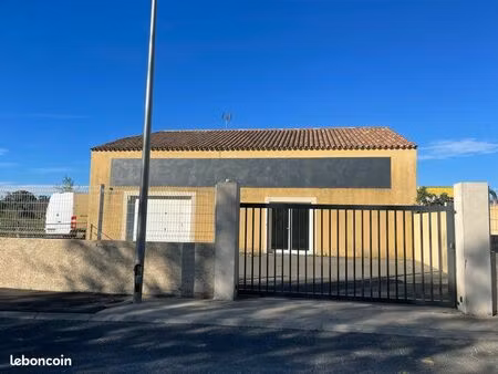 à louer - local commercial 70 m² + garage + grande cour 120 m² - vias zone de la source - 