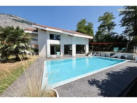 villa d'architecte avec piscine miroir-5 chambres- écoles à pied-secteur calme