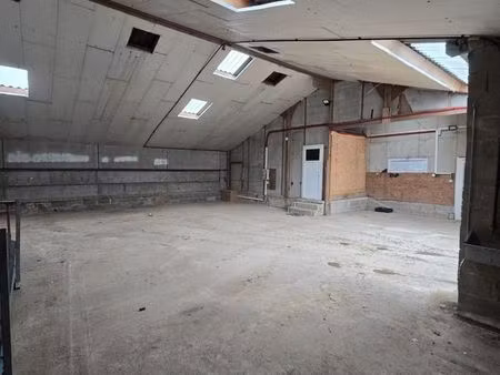 hangar de 175 m² à louer – idéal stockage ou activité artisanale