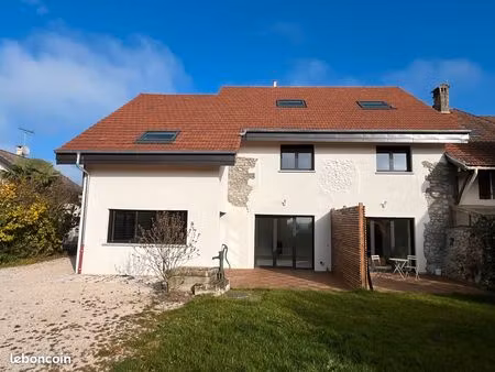 ancienne ferme entièrement rénovée 300m2 - 500 mètres frontière