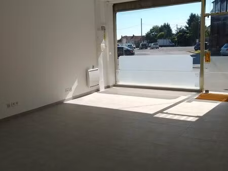 local commercial refait à neuf face à un grand parking gratuit de 150 places