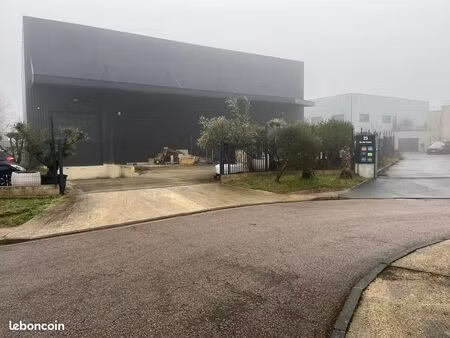 entrepôt à louer zac les alluets le roi - 80 / m2 / an ht & hors charges