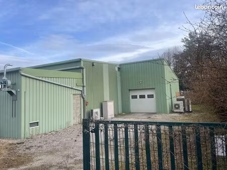 local 815 m² renage