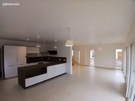 location maison neuve 140 m² environ