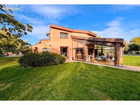 villa 250m². 8 pièces. garage. piscine. vue pyrénées