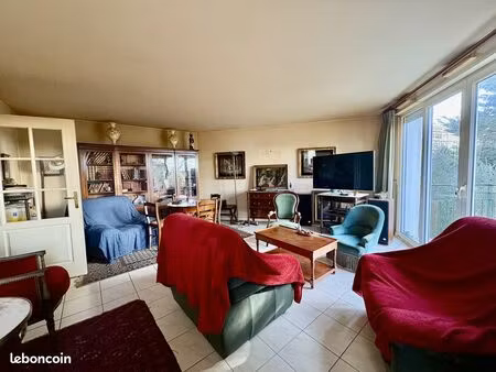 à vendre t4 à rénover dans petite résidence récente 2 places de parkings bordeaux stéhélin