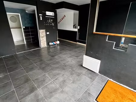 commerce ou bureau / 36 m2 / parking 25 places juste en face