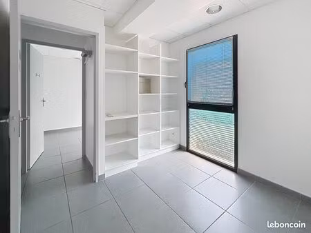local 207 m² fronton