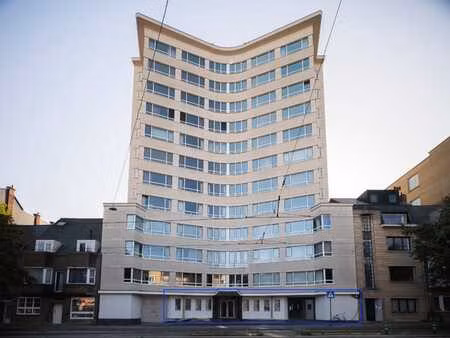 kantoorruimte met groot volume op wandelatsand van het st...