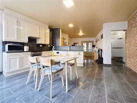 spacieuse maison solide avec 4 chambres et grand jardin à br