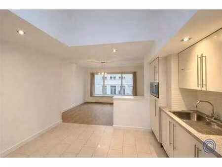 appartement meublé d'une chambre à coucher dans un emplaceme