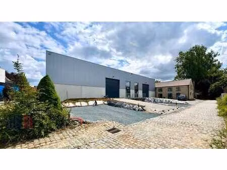 pme de 654 m² avec espace extérieur de 520 m² à louer