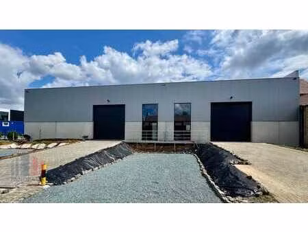 pme nouvellement construite de 338 m² à louer