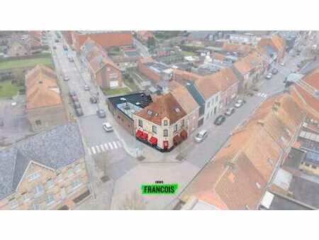 maison commerciale dans un emplacement commercial avec gran…