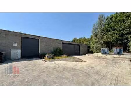 location d'un entrepôt de 2 400 m² avec espace extérieur