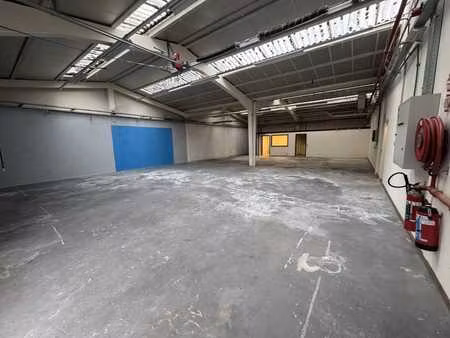 à louer : entrepôt polyvalent (290 m²) avec bureau (29 m²)