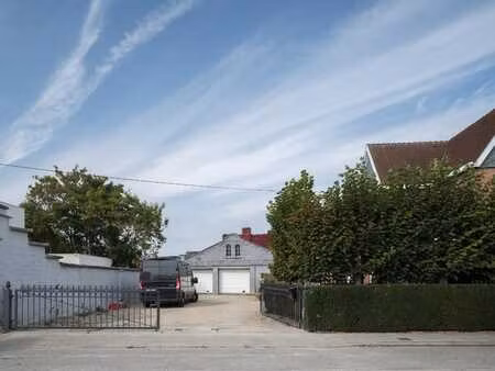 sint-amandsberg. op te frissen directeurswoning met bijho...