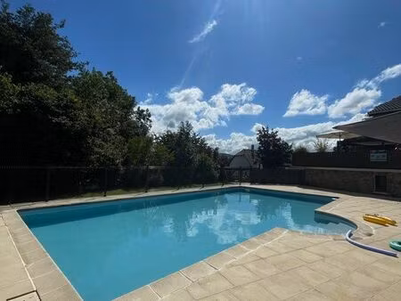 maison de caractère avec pisicine dans un environnement verdoyant