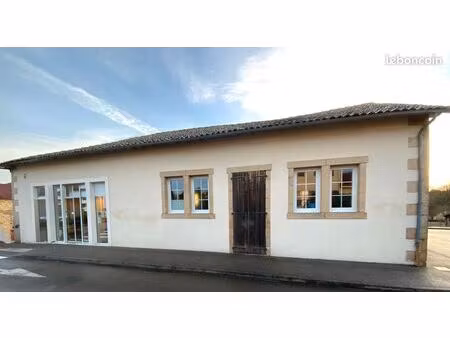 bâtiment au cœur du village