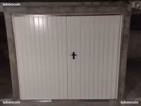 location box / garage fermé & sécurisé / proche aéroport