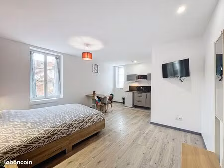 spacieux studio rénové à neuf - toutes charges comprises