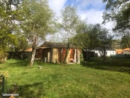 terrain de loisirs avec maisonnette