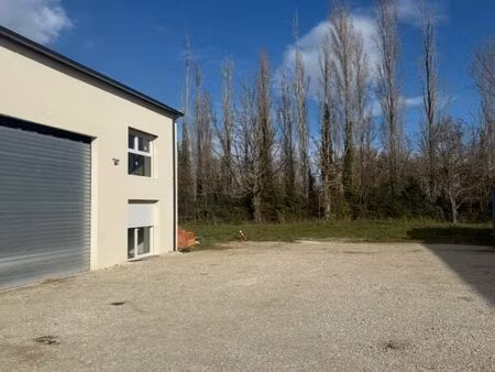 local 200 m2 et 10 places de parking