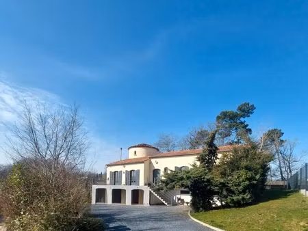 maison de 7 pièces  d'une superficie de 275 m² avec un appartement indépendant et salle de