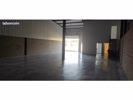 a la location entrepôt de 300m² avec bureaux  bâtiment neuf  hangar de stockage  agricole 