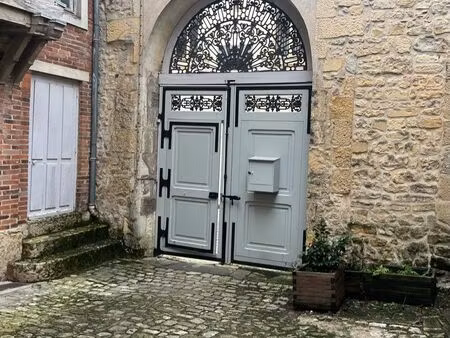 appartement lumineux face mairie