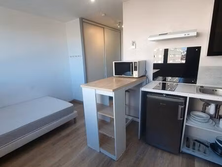 studio toutes charges comprises