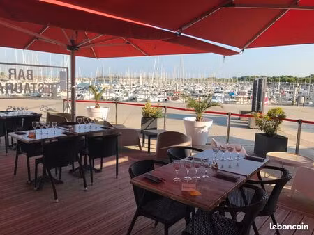 bar restaurant sur port de plaisance