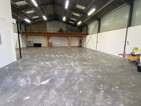 a louer atelier/ entrepôt avec bureaux + mezzanine + parc sécurisé. idéal pour artisan  pm