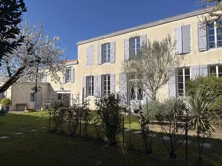 élégante maison historique avec dépendance et piscine