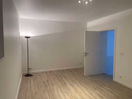 a 2 pas la place st job  bureau de ±40m²